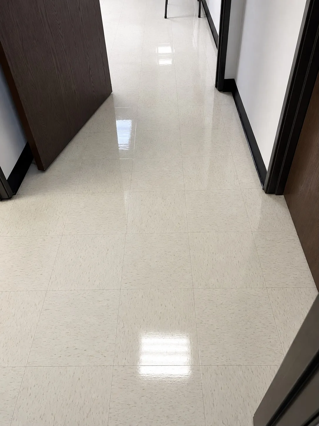 Hallway tile floor after cleaning, glossy and clean